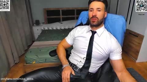 Snapshot of mikestrip chatting on 10.07.25 Mike online show from 10.07.25