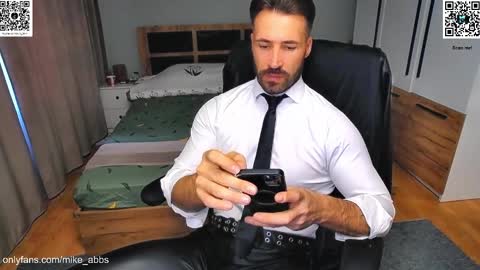 Snapshot of mikestrip chatting on 10.11.25 Mike online show from 10.11.25