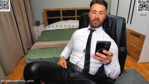 Snapshot of mikestrip chatting on 10.13.25 Mike online show from 10.13.25