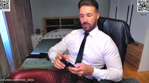 Snapshot of mikestrip chatting on 10.28.25 Mike online show from 10.28.25