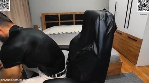 Snapshot of mikestrip chatting on 11.07.25 Mike online show from 11.07.25