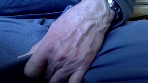 Snapshot of mikeybed chatting on 03.04.25 mikeybed online show from 03.04.25