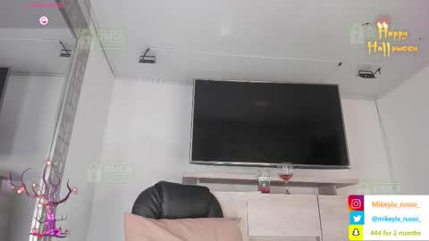 Snapshot of mikeyla_russo_ chatting on 10.10.25 Mikeyla online show from 10.10.25