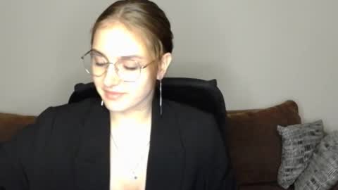 mila_keyy online show from 10.29.25
