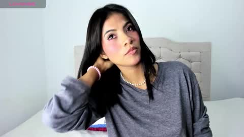 Snapshot of mila_rey25_ chatting on 11.01.25 laura online show from 11.01.25