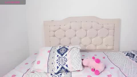 Snapshot of mila_rey25_ chatting on 11.05.25 laura online show from 11.05.25