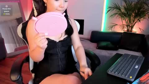 Snapshot of mila_shay chatting on 11.11.25 Mila online show from 11.11.25