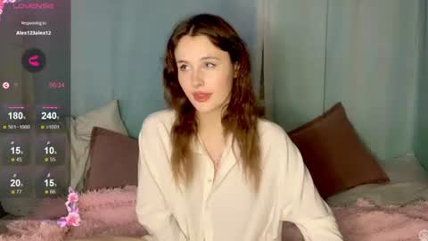 Snapshot of milaelin chatting on 06.25.26 Mila online show from 06.25.26