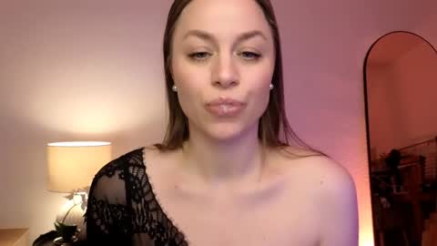 Mila Fleur online show from 01.12.25