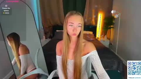 Snapshot of milana_sorrento chatting on 06.18.26 Milana online show from 06.18.26