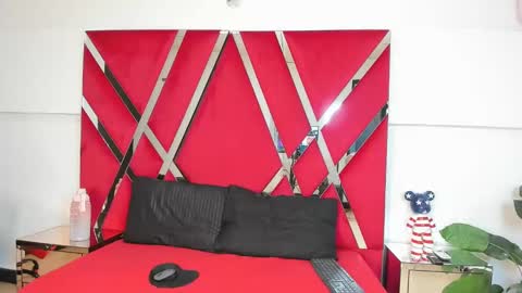 Snapshot of milanhtx2 chatting on 11.03.25 milanx2 online show from 11.03.25