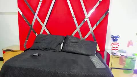 Snapshot of milanhtx2 chatting on 11.08.25 milanx2 online show from 11.08.25