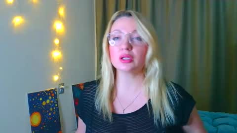 Snapshot of milasmille chatting on 10.20.25 milasmille online show from 10.20.25