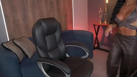 Snapshot of mileycruz_ chatting on 10.31.25 Miley Cruz IG miley model23 online show from 10.31.25