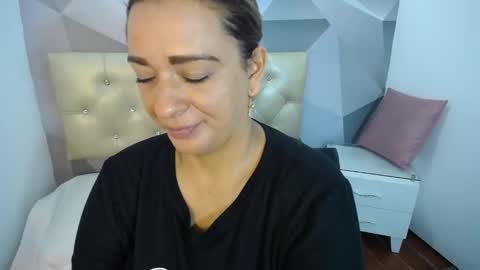 Snapshot of milf_hugeboobs chatting on 10.27.25 milf_hugeboobs online show from 10.27.25