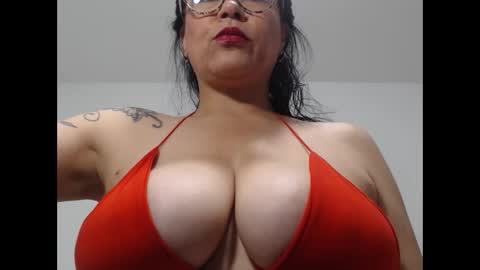 Snapshot of milfcamila367608 chatting on 09.29.25 camila online show from 09.29.25