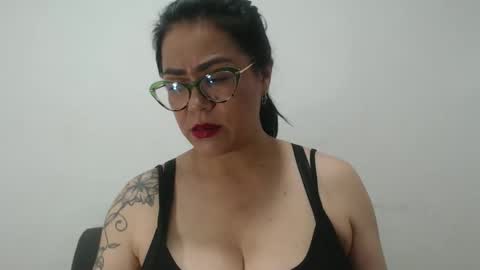 Snapshot of milfcamila367608 chatting on 10.23.25 camila online show from 10.23.25