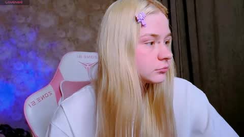 Snapshot of miliameow chatting on 06.07.26 Milia online show from 06.07.26