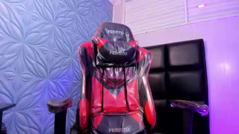 Snapshot of milk_max18 chatting on 11.11.25 MAX online show from 11.11.25