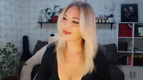 Snapshot of millaxqueen chatting on 06.22.26 MillaXQueen online show from 06.22.26