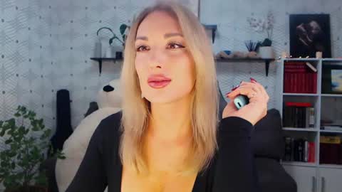 Snapshot of millaxqueen chatting on 06.29.26 MillaXQueen online show from 06.29.26