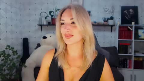 Snapshot of millaxqueen chatting on 07.07.26 MillaXQueen online show from 07.07.26