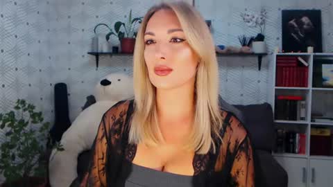 Snapshot of millaxqueen chatting on 07.10.26 MillaXQueen online show from 07.10.26