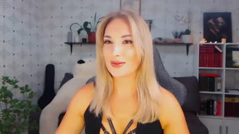 Snapshot of millaxqueen chatting on 07.28.26 MillaXQueen online show from 07.28.26