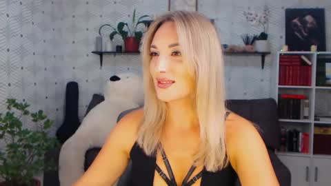 Snapshot of millaxqueen chatting on 07.28.26 MillaXQueen online show from 07.28.26
