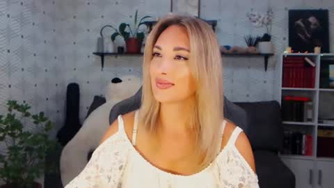 Snapshot of millaxqueen chatting on 07.30.26 MillaXQueen online show from 07.30.26