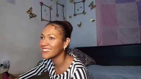 Snapshot of milu_curly chatting on 10.18.25 Milu online show from 10.18.25