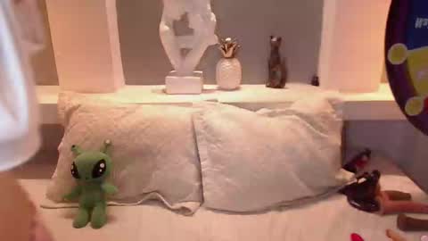 Milu Wallace  online show from 10.03.25