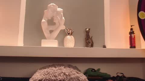 Milu Wallace  online show from 11.10.25