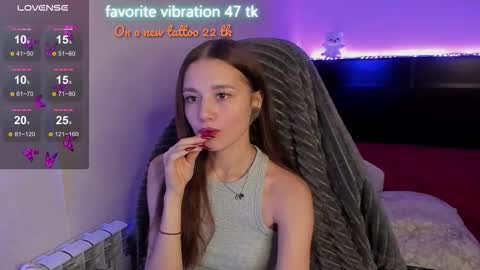 Snapshot of milyamess chatting on 09.29.25 Emily online show from 09.29.25