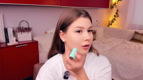 Snapshot of minditrelles chatting on 10.09.25 Mindi online show from 10.09.25