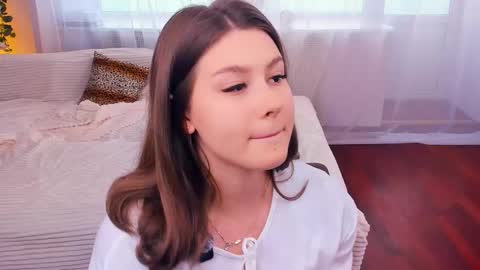 Snapshot of minditrelles chatting on 10.11.25 Mindi online show from 10.11.25