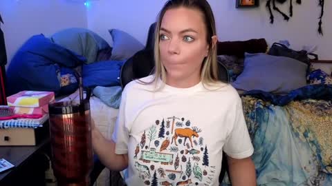 Snapshot of mindymars chatting on 01.22.25 Mindy Mars online show from 01.22.25