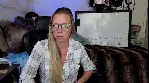 Snapshot of mindymars chatting on 09.17.25 Mindy Mars online show from 09.17.25