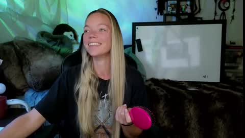 Snapshot of mindymars chatting on 09.24.25 Mindy Mars online show from 09.24.25