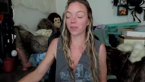 Snapshot of mindymars chatting on 10.20.25 Mindy Mars online show from 10.20.25