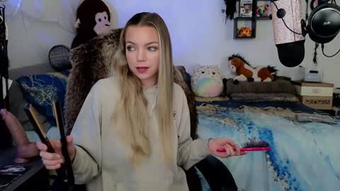 Snapshot of mindymars chatting on 11.05.25 Mindy Mars online show from 11.05.25