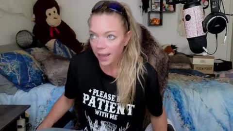 Snapshot of mindymars chatting on 11.08.25 Mindy Mars online show from 11.08.25