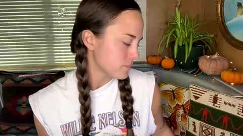 Snapshot of minimaggie chatting on 11.12.25 minimaggie online show from 11.12.25