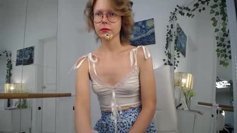 Snapshot of mira_marni chatting on 09.18.25 mira_marni online show from 09.18.25