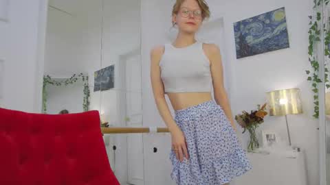 Snapshot of mira_marni chatting on 10.27.25 mira_marni online show from 10.27.25