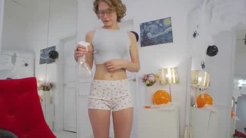 Snapshot of mira_marni chatting on 10.31.25 mira_marni online show from 10.31.25