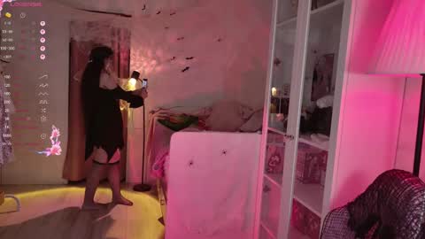 Snapshot of mirajade chatting on 10.28.25 Mira online show from 10.28.25