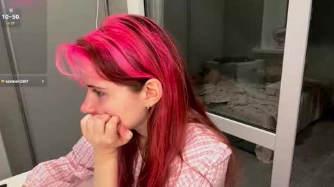 Snapshot of mishahartwigsen chatting on 10.01.25 Molly online show from 10.01.25