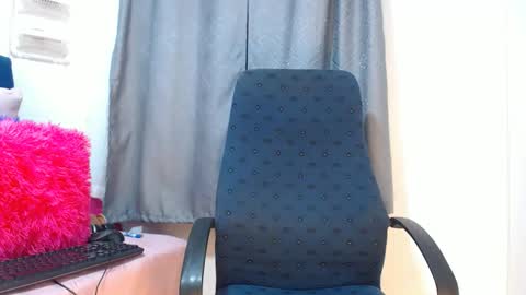 Snapshot of miss_cuteface chatting on 10.18.25 miss_cuteface online show from 10.18.25