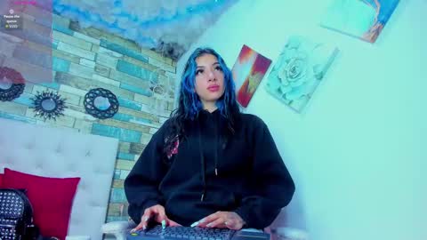 Snapshot of miss_evans_ chatting on 10.07.25 miss_evans_ online show from 10.07.25